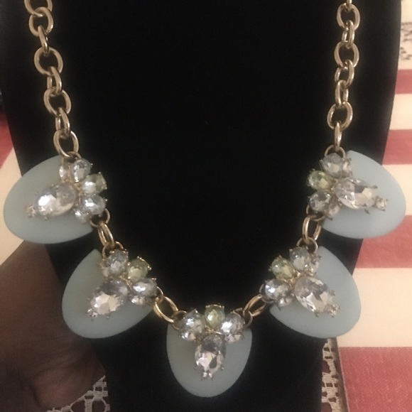 🌷🌷Gold Tone Statement Necklace🌷🌷 - Picture 2 of 4